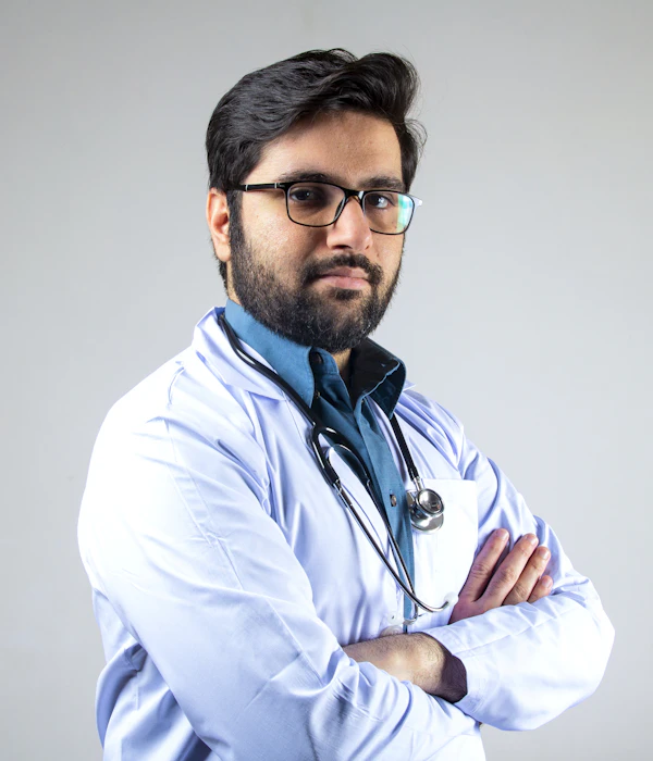 Médico veterinario con guardapolvo blanco y brazos cruzados